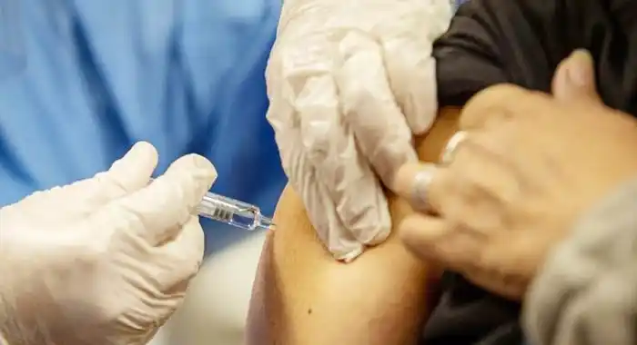 Adultos mayores desde 77 años en adelante ya pueden recibir su dosis de vacuna antigripal