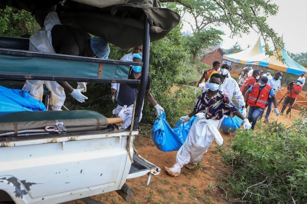 Ayuno masivo en Kenia: 47 miembros de una secta terminaron muertos de hambre
