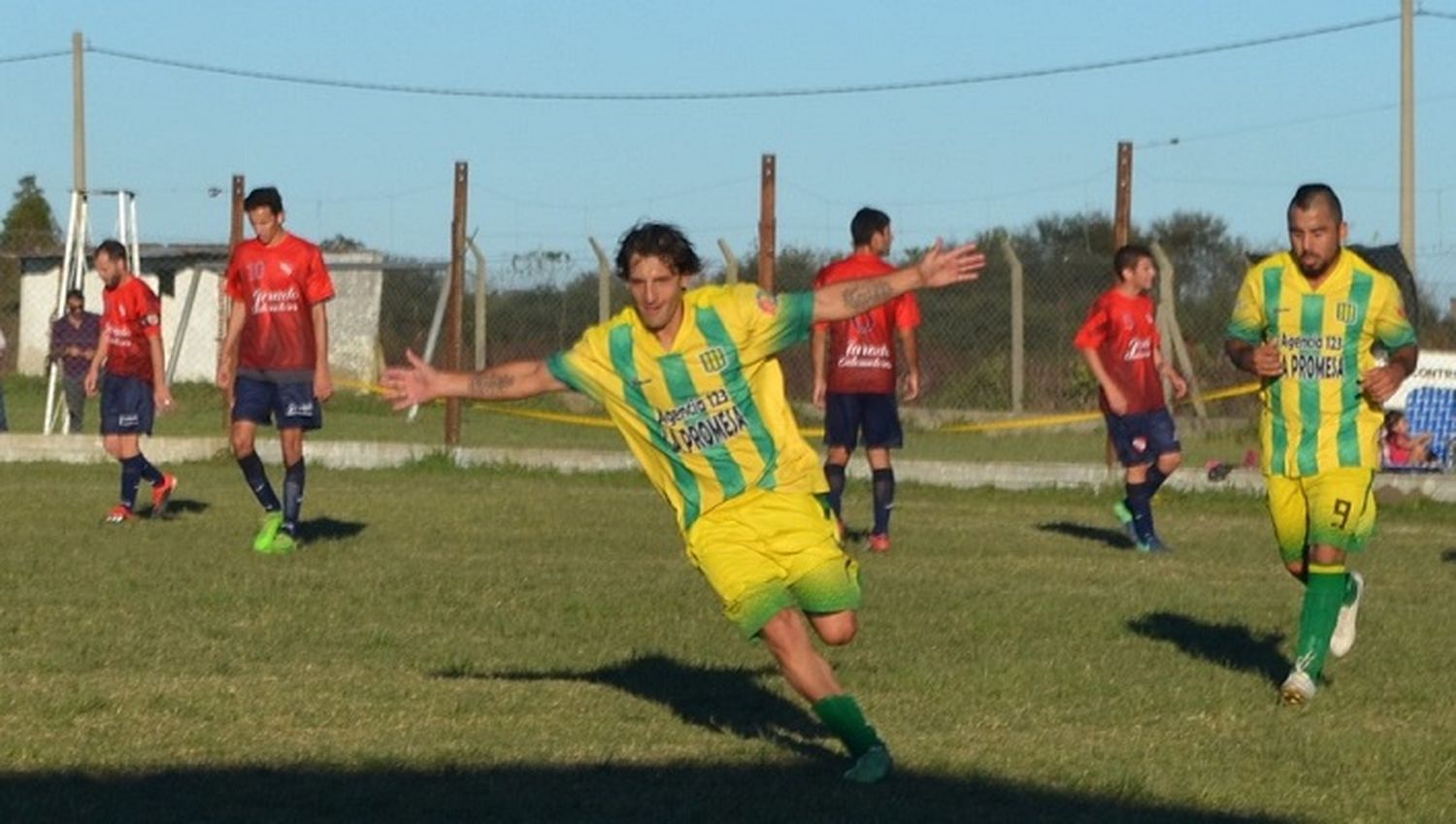 Sarmiento goleó a Independiente y sigue arriba con puntaje ideal