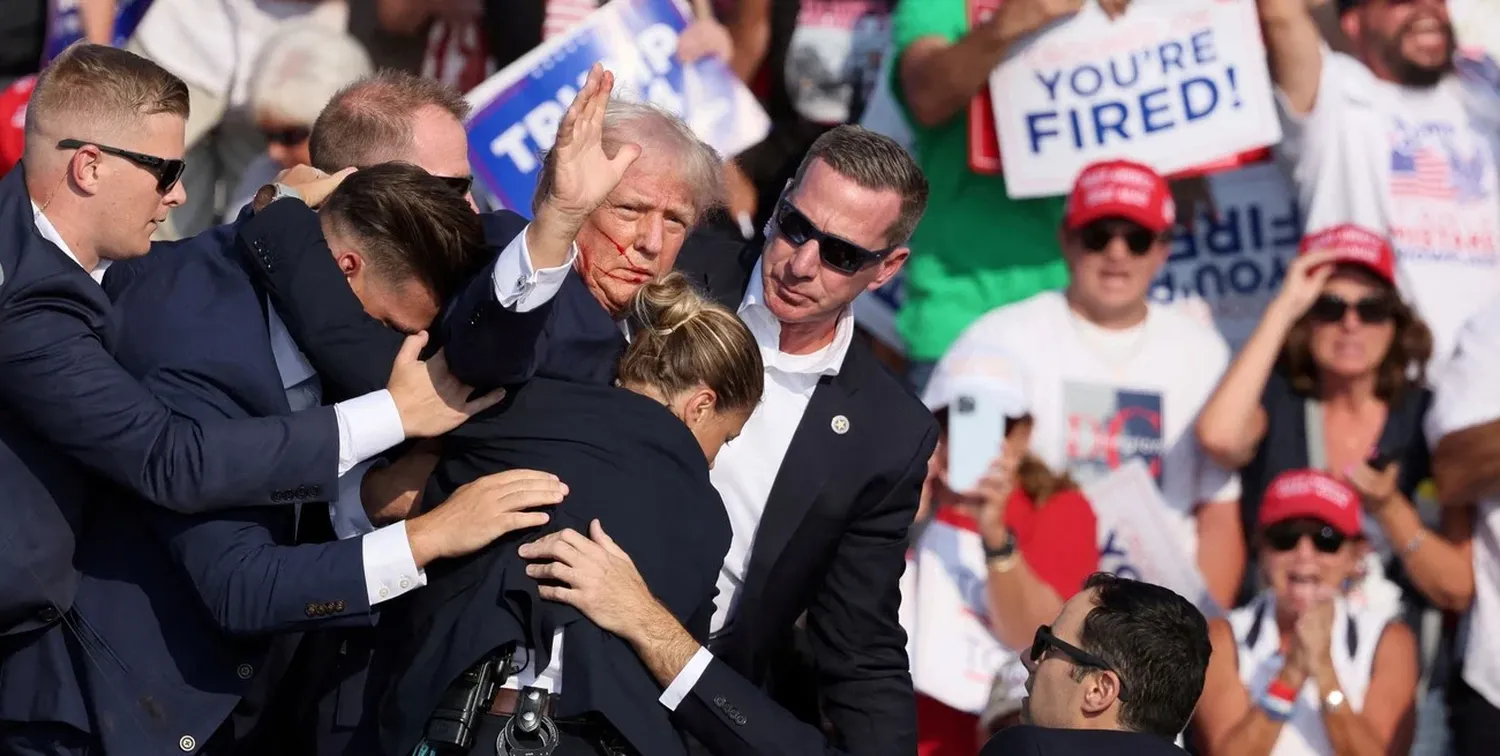 El candidato presidencial republicano y expresidente de Estados Unidos, Donald Trump, hace un gesto con el rostro ensangrentado. Créditos: Reuters.