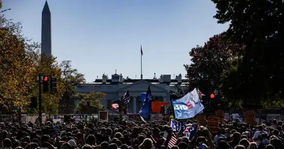 Estadounidenses rodean la Casa Blanca para celebrar victoria de Biden