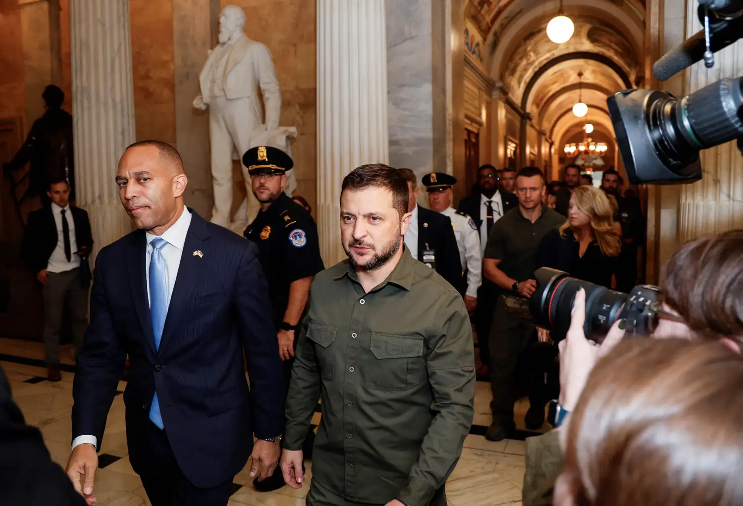 Volodimir Zelenski, acompañado por el líder de la minoría de la Cámara de Representantes de los Estados Unidos, Hakeem Jeffries.