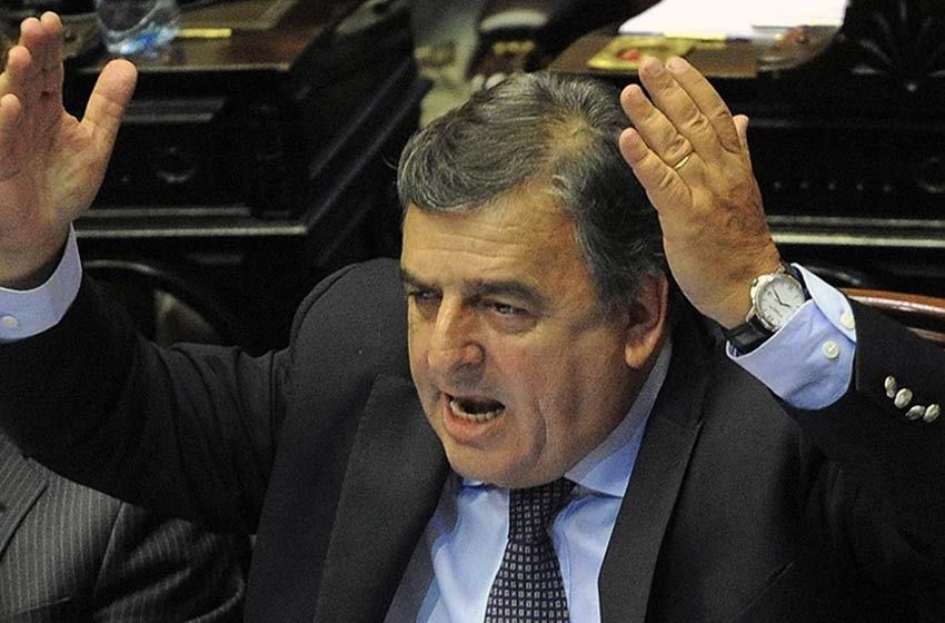 Negri pidió al subsecretario de la Presidencia que abandone su cargo