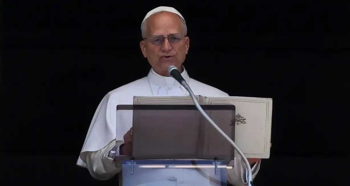 El Papa León XIV dirige la oración del Regina Caeli desde su ventana en la Plaza de San Pedro, en el Vaticano. Foto: REUTERS / Vincenzo Livieri.