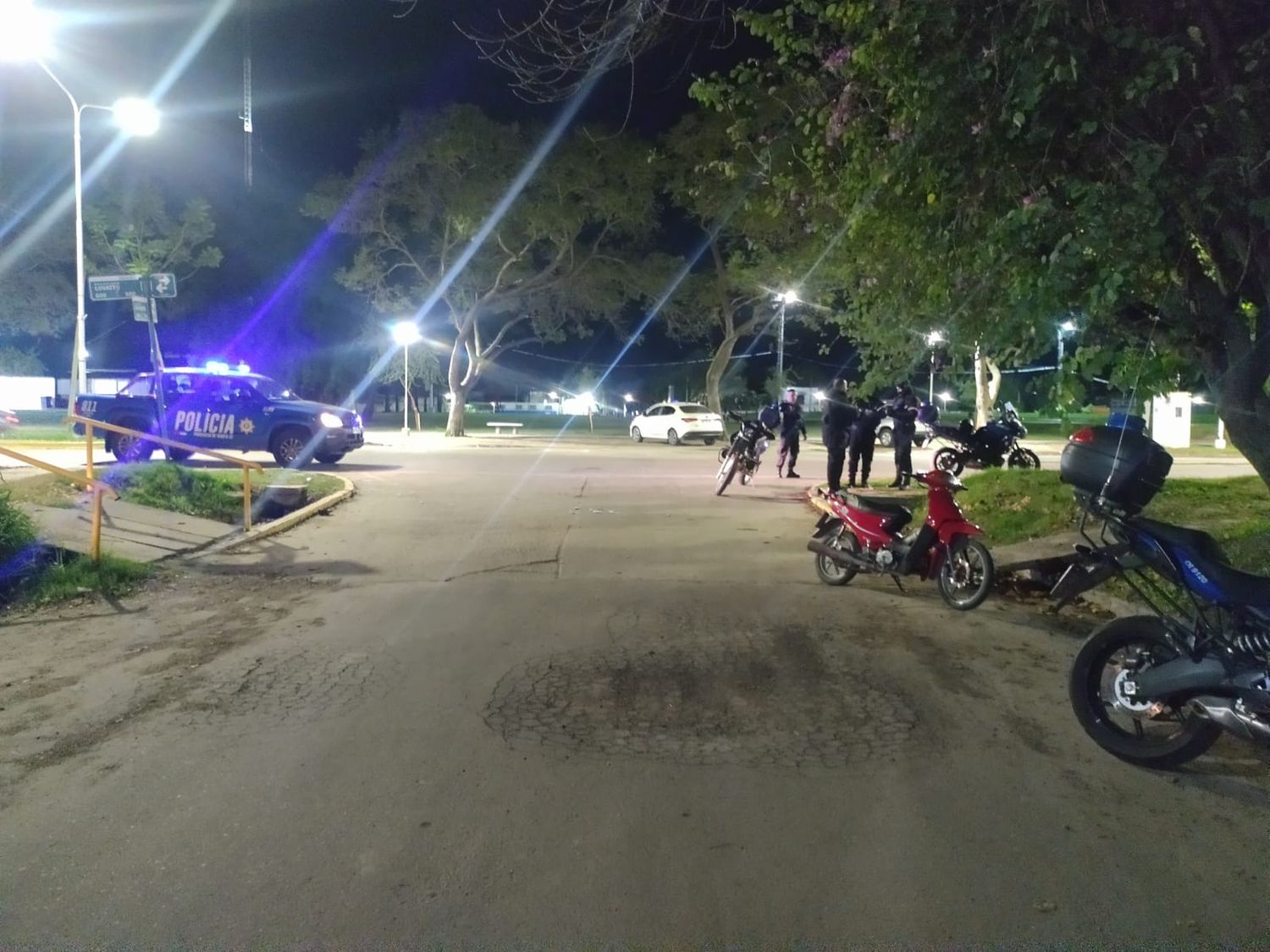 Una familia que iba en moto fue atropellada por un auto cuyo conductor ...