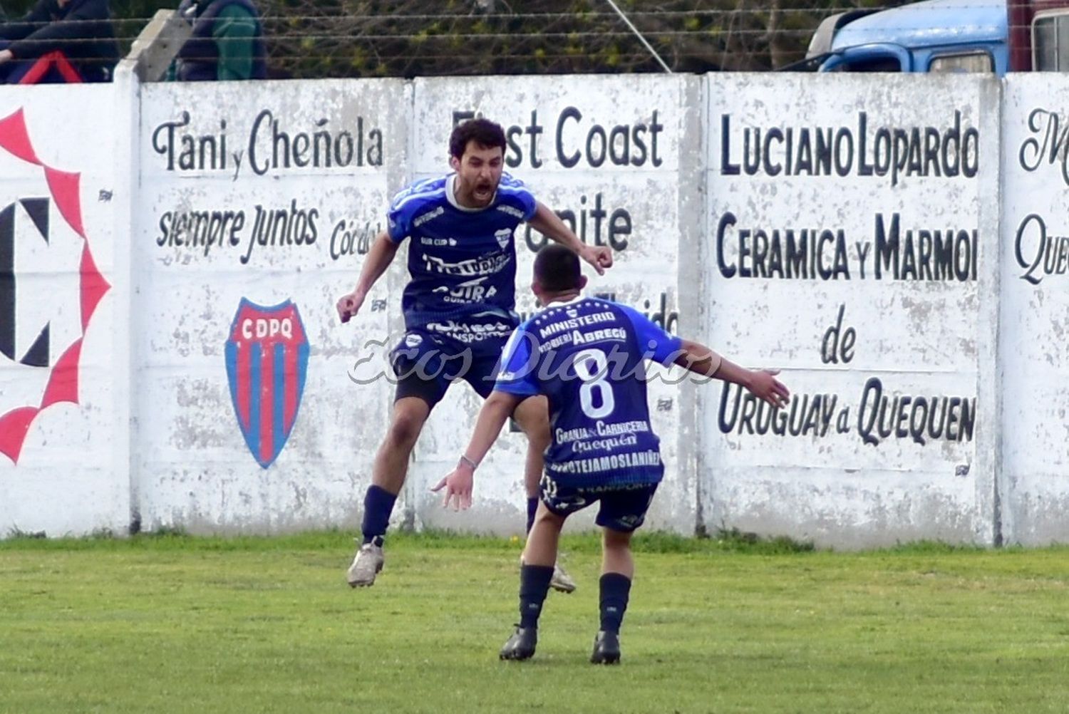 Ministerio festeja. Agustín Bolado y su abrazo con Nicolás González, en la goleada ante Defensores de Puerto Quequén