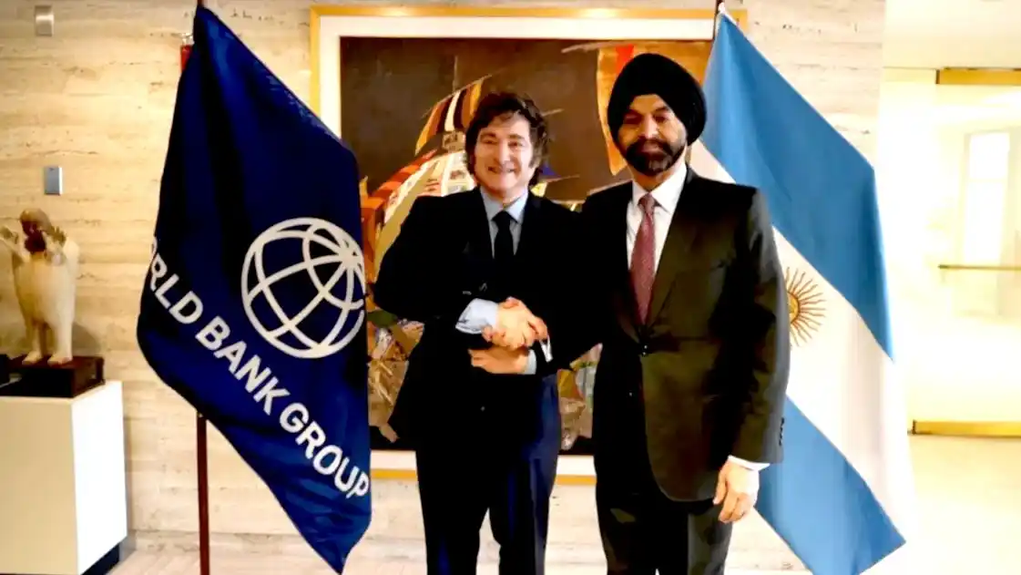El responsable del Banco Mundial, Ajay Banga y el presidente Javier Milei. Fotos: TN