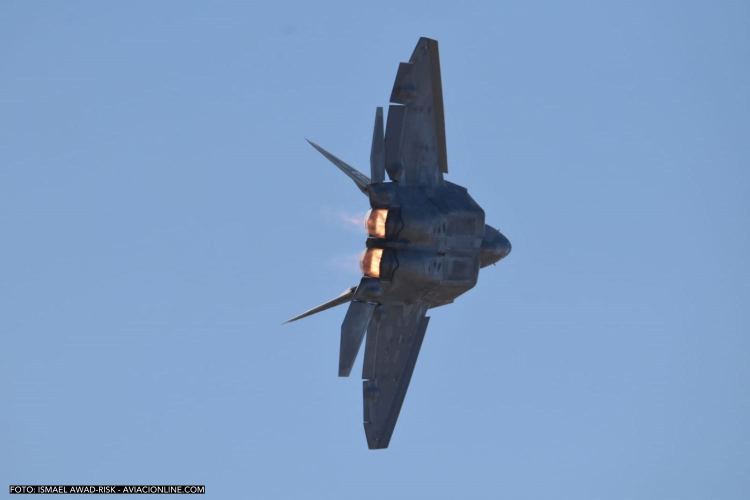 Así fue el primer gran vuelo de demostración del F-22 Raptor en FIDAE 2024