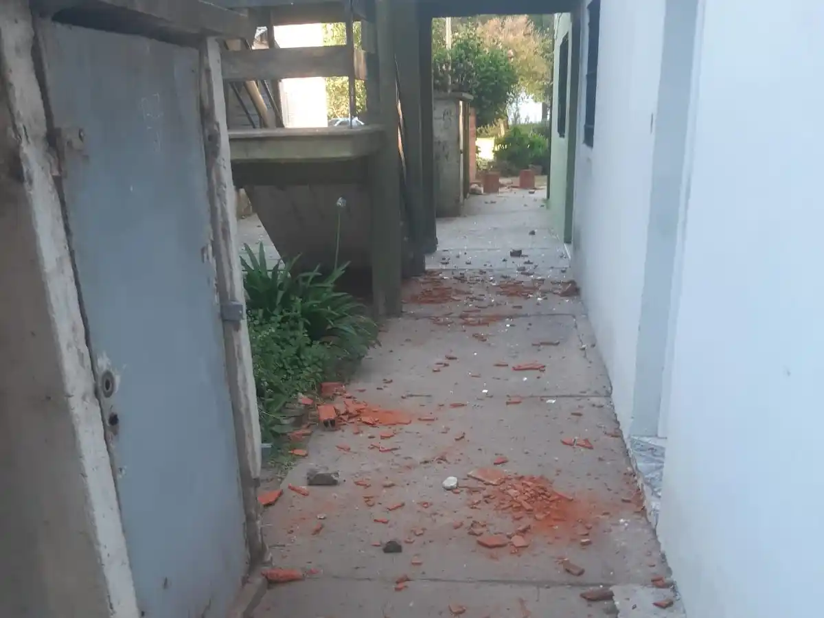 La zona del conflicto amaneció con restos de ladrillos, arrojados durante la disputa.