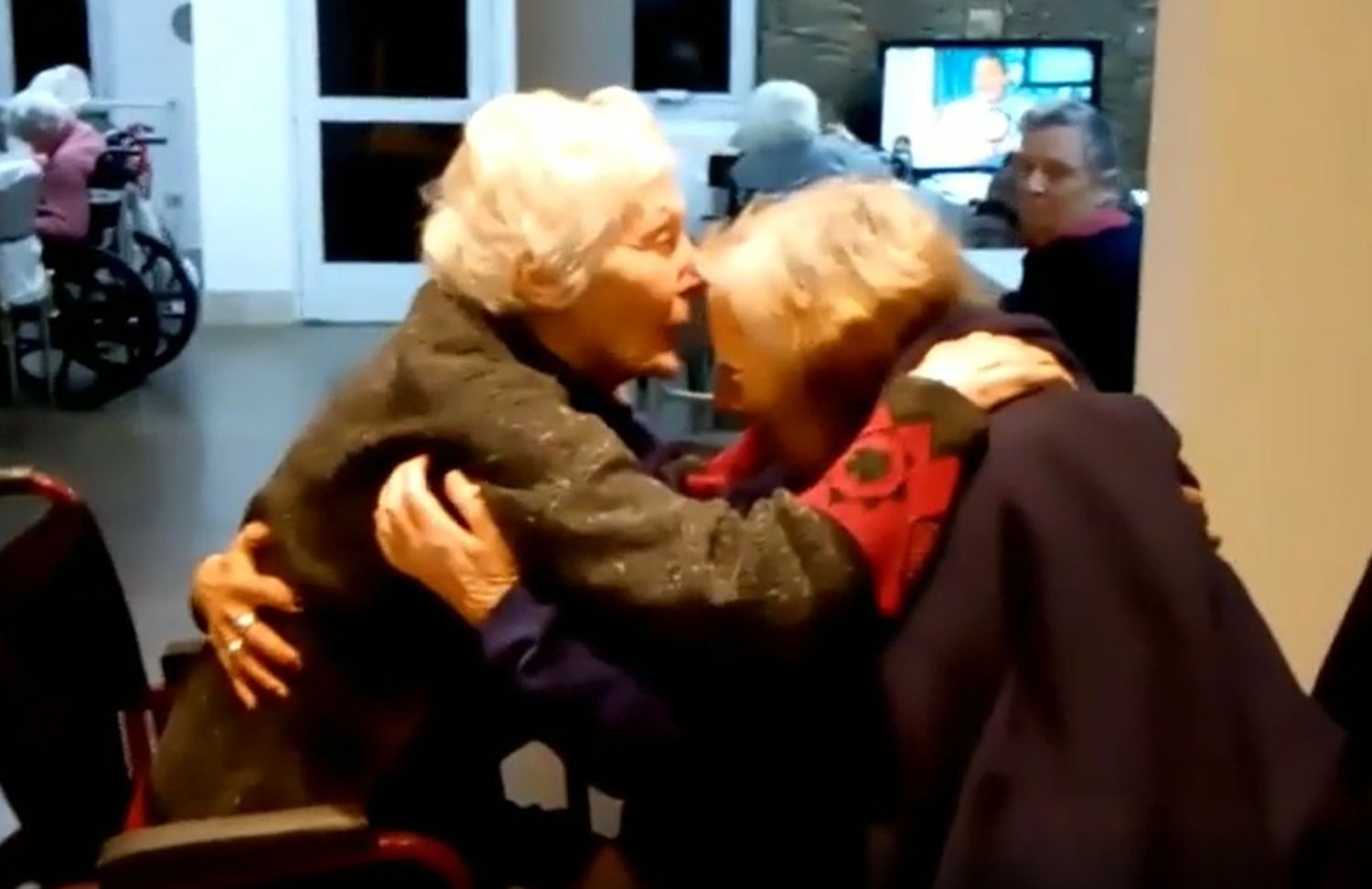 El conmovedor re-encuentro en Tandil de dos hermanas de 88 y 86 años luego de estar separadas por la pandemia