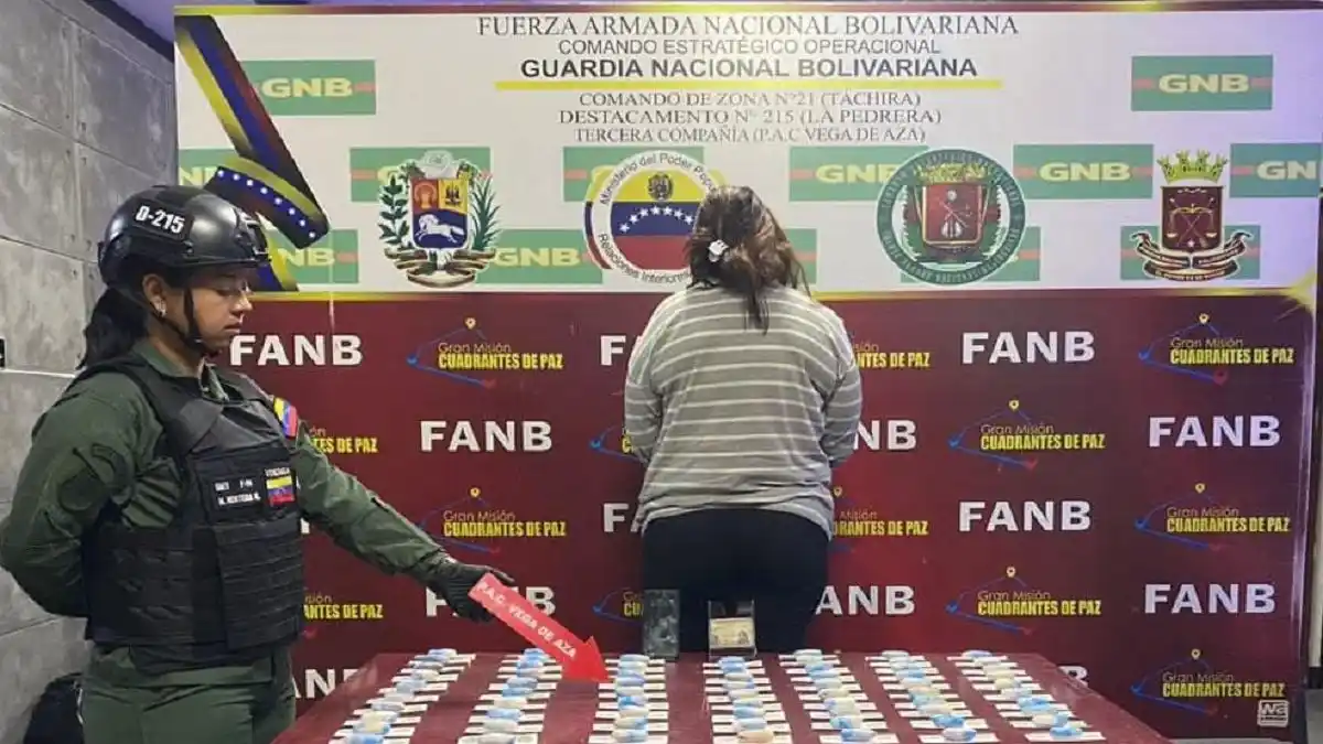 DETIENEN A NARCOMULA en la frontera: se había tragado casi un kilo de dediles con droga