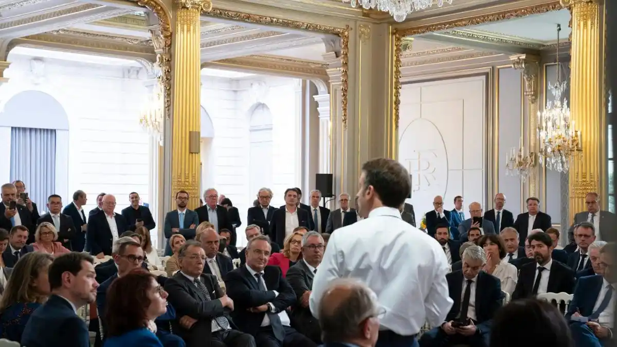 SE REUNIÓ CON 300 ALCALDES: Macron anuncia una ley urgente para reparar los daños millonarios de los disturbios en Francia