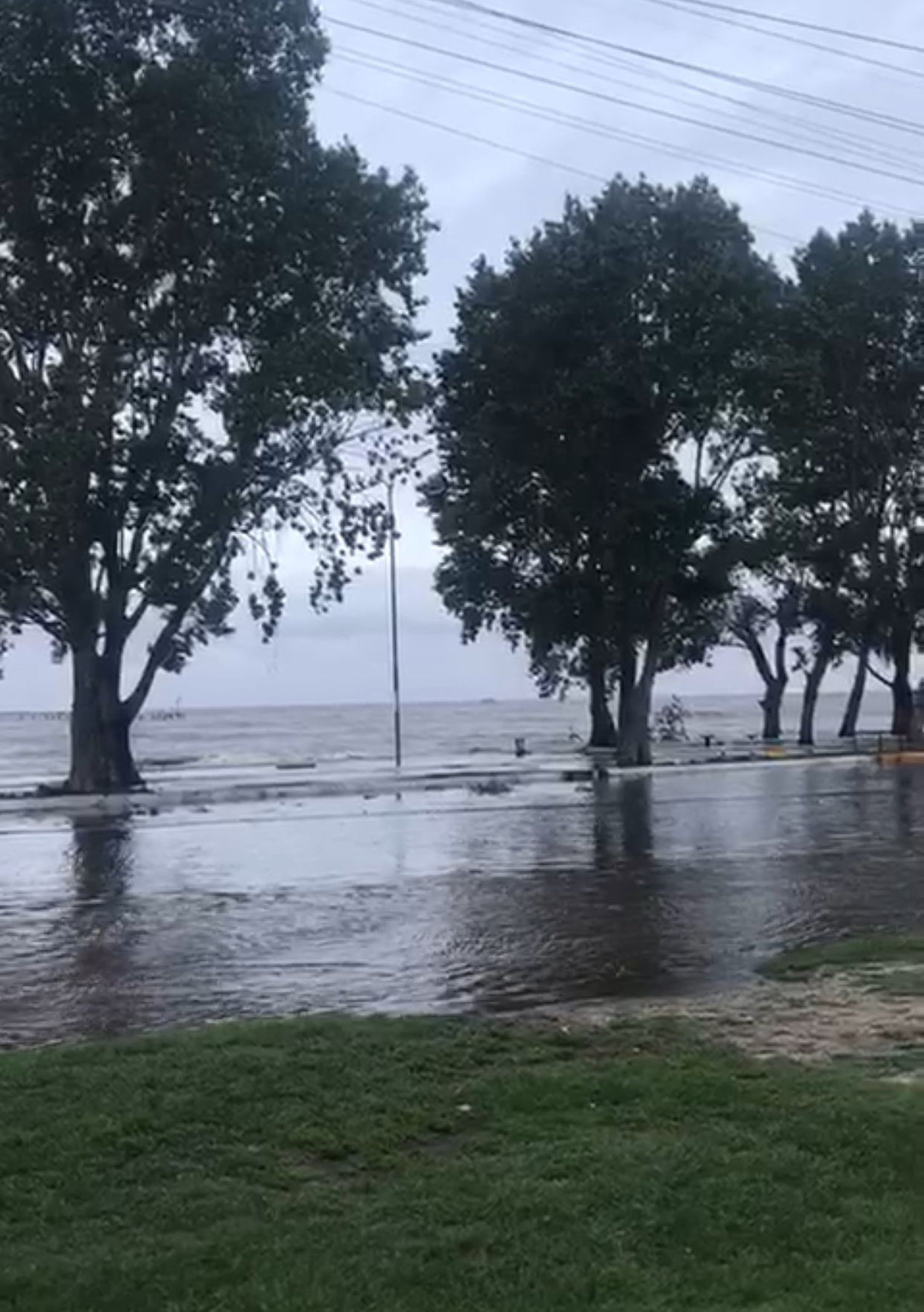 Sudestada en Quilmes: Por la crecida del Río de la Plata hay evacuados y cortes de luz