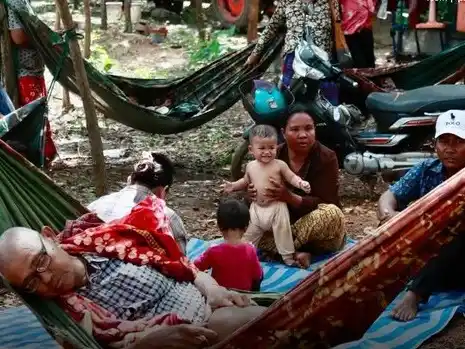Miles de desplazados por enfrentamientos fronterizos entre Tailandia y Camboya