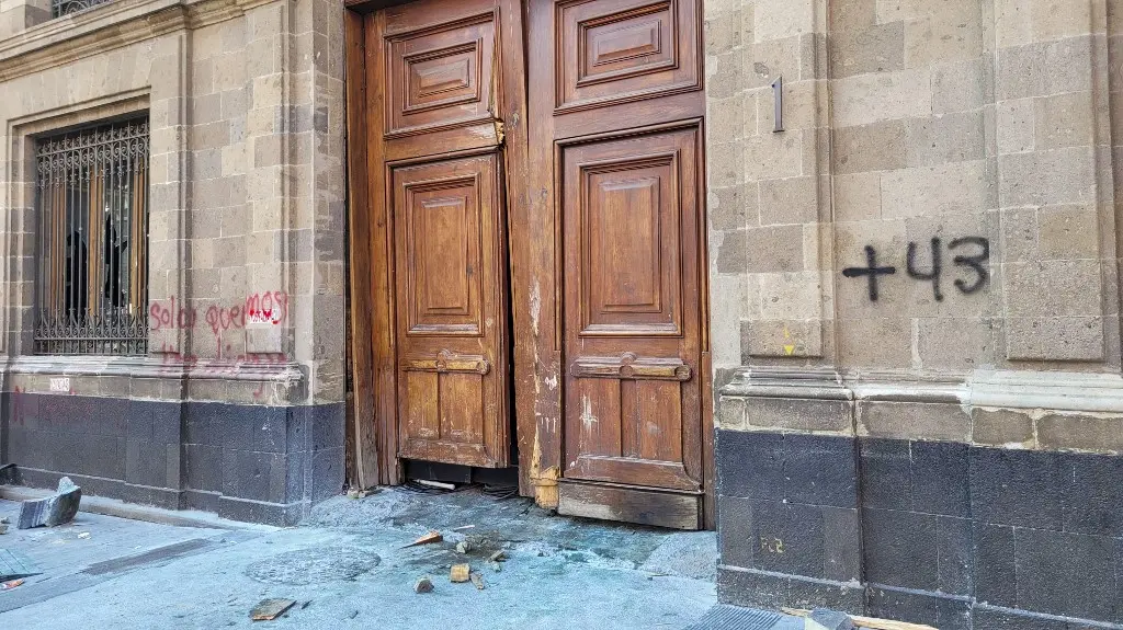 Manifestantes de Ayotzinapa protagonizan acciones violentas en el palacio de Gobierno de México (FOTO + VIDEO)