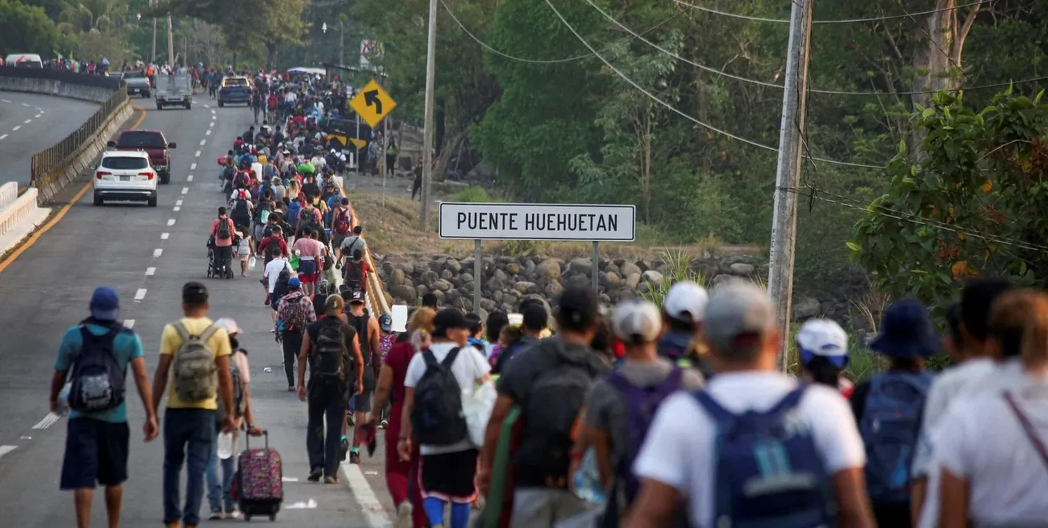 Migrantes viajan en una caravana a la ciudad de México para acelerar sus solicitudes de asilo en Estados Unidos. Crédito: REUTERS.