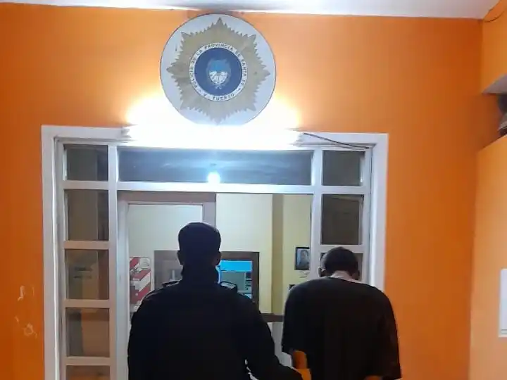 Uno de los jóvenes que fue trasladado a sede de la Comisaría 2°.