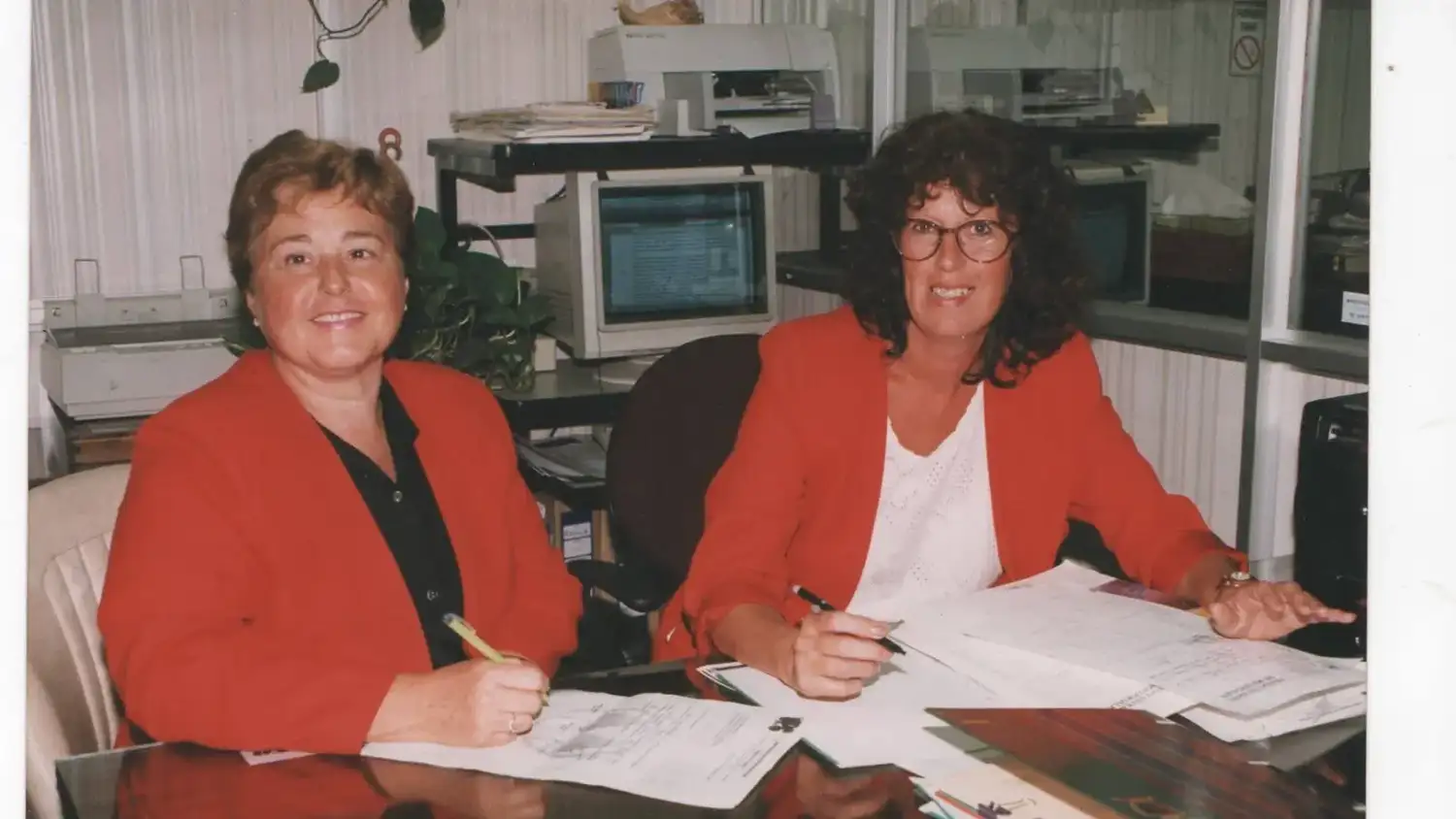 Con una compañera de labor. Mabel Carbajo, secretaria del Consejo de Administración