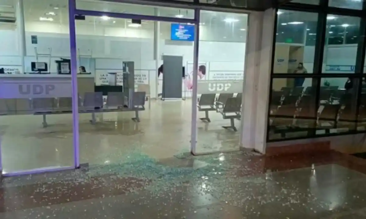 Terror en José C. Paz: el video que muestra una feroz balacera contra el hospital municipal en plena madrugada