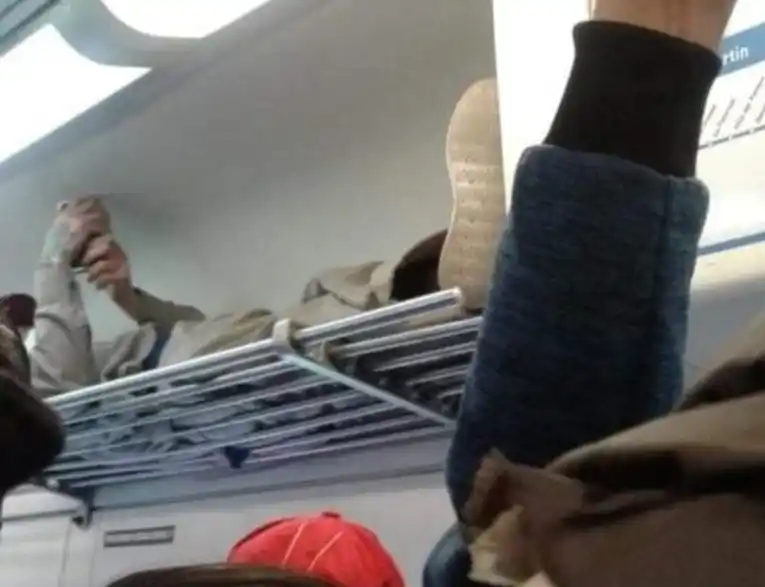 Por las demoras y el amontonamiento de gente, un pasajero viajó como equipaje en un tren de la línea San Martín