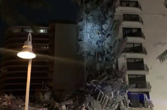 Video: se derrumbó un edificio de 12 pisos en Miami y cientos de rescatistas trabajan buscando sobrevivientes