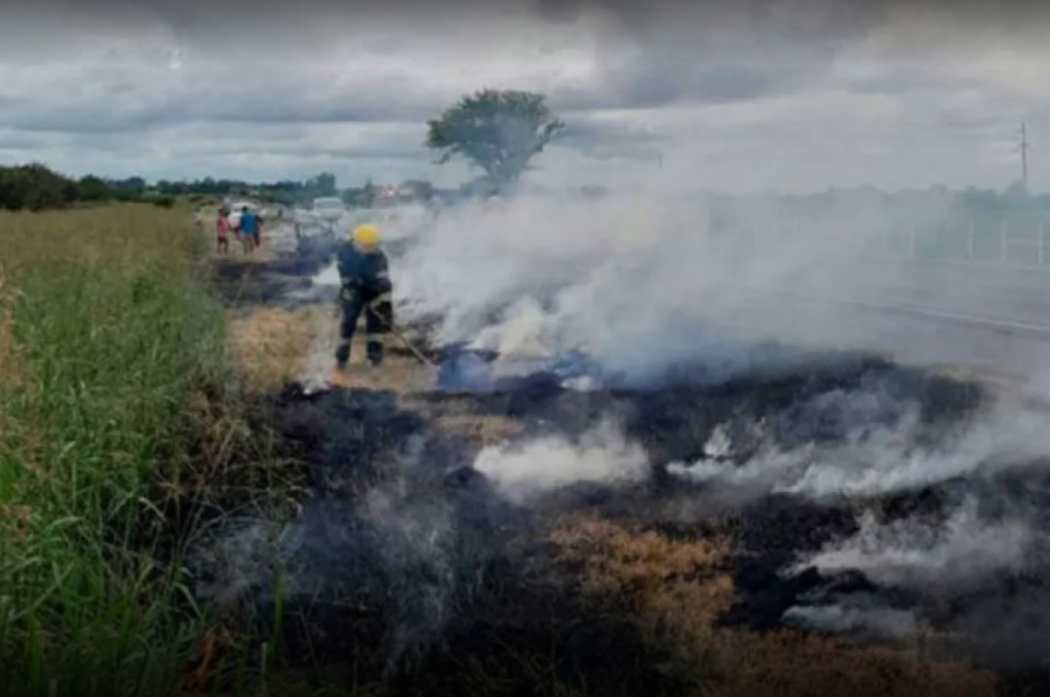 La Policía y los Bombero acudieron al lugar para controlar la situación.