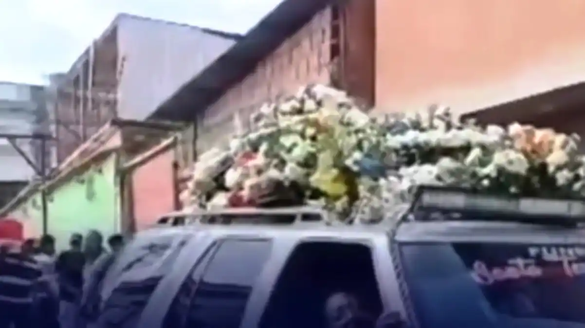 Restos de venezolana que murió en la discoteca Jet Set fueron sepultados en Santa Teresa del Tuy (VIDEO)