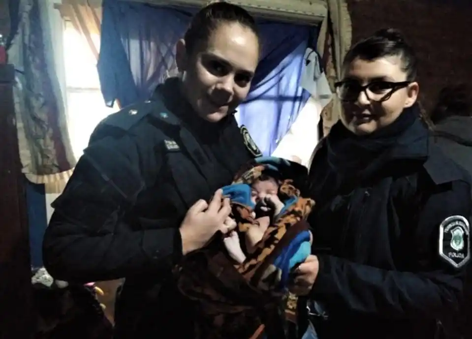 La Plata: mujeres policías salvaron la vida a un bebé tras ayudar a la madre a dar a luz