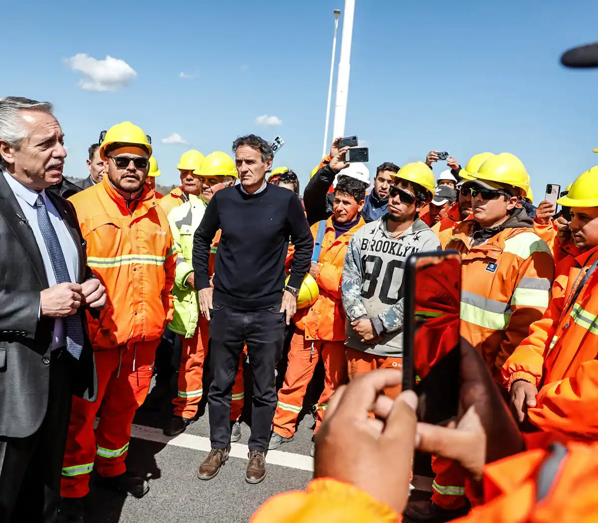 Alberto Fernández y Gabriel Katopodis conversando con trabajadores de la construcción