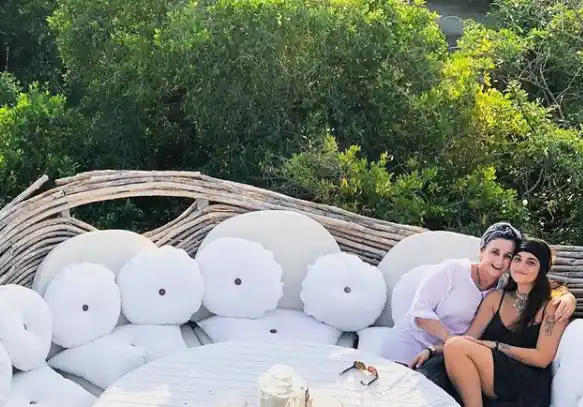 La esposa de Fernando Carrillo con su madre. Foto: Instagram