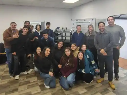 Estudiantes de Coronel Vidal presentaron su secadora solar inteligente en el Encuentro Regional AGROTIC