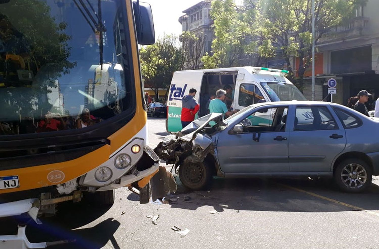 Impactante choque entre dos vehículos y un colectivo en Independencia