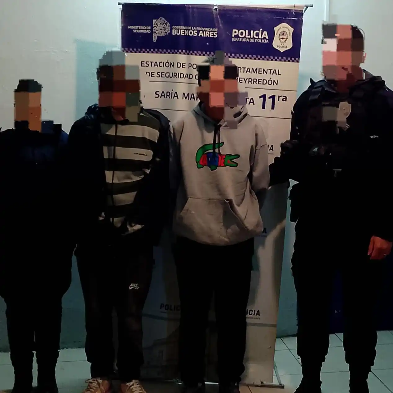 Tras la activación de una alarma, detuvieron a dos personas por robar en un comercio