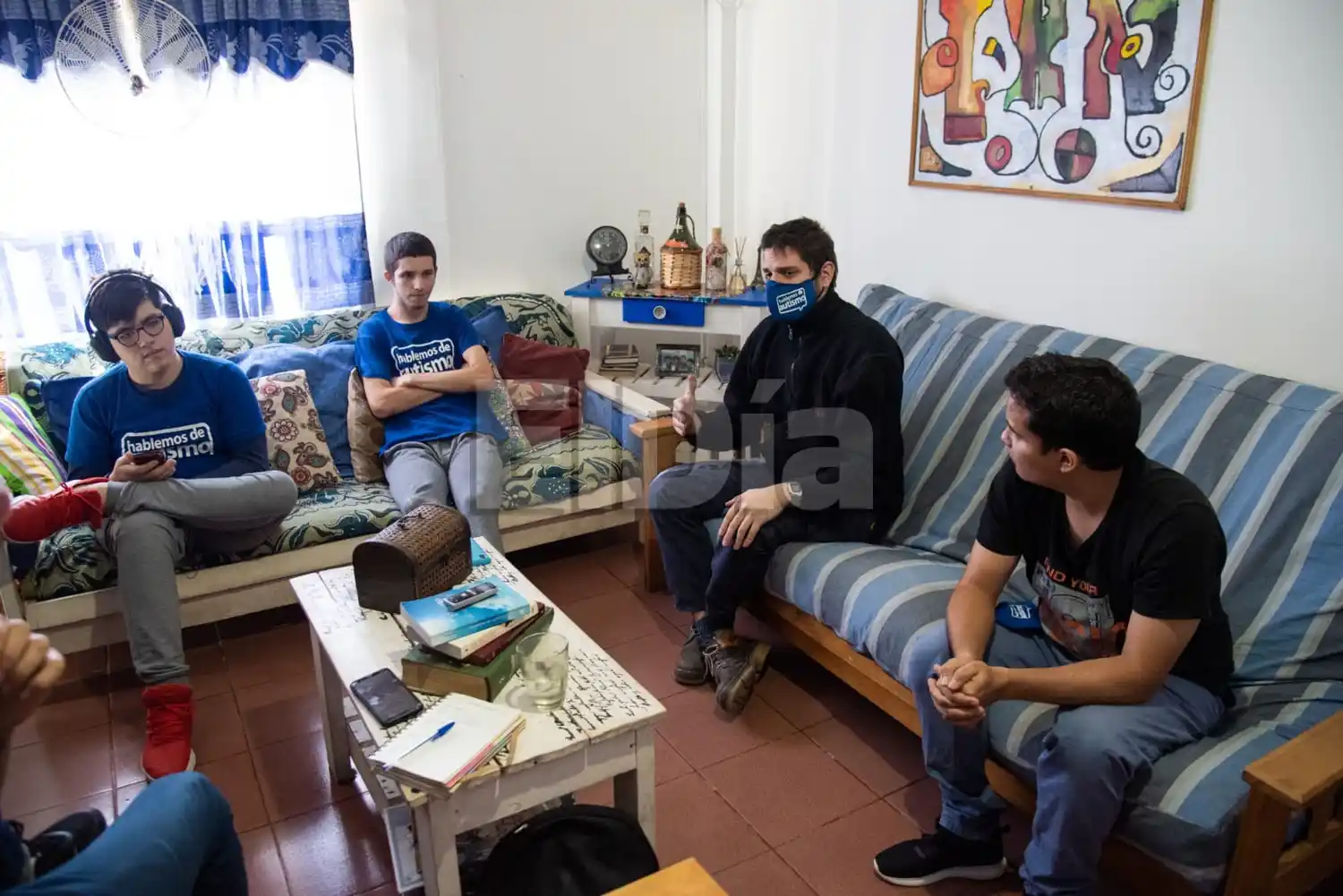 (de izquierda a derecha): Tomás (14), Ian (18), Francisco (30) y Valentín (23) dialogaron sobre qué significa tener autismo