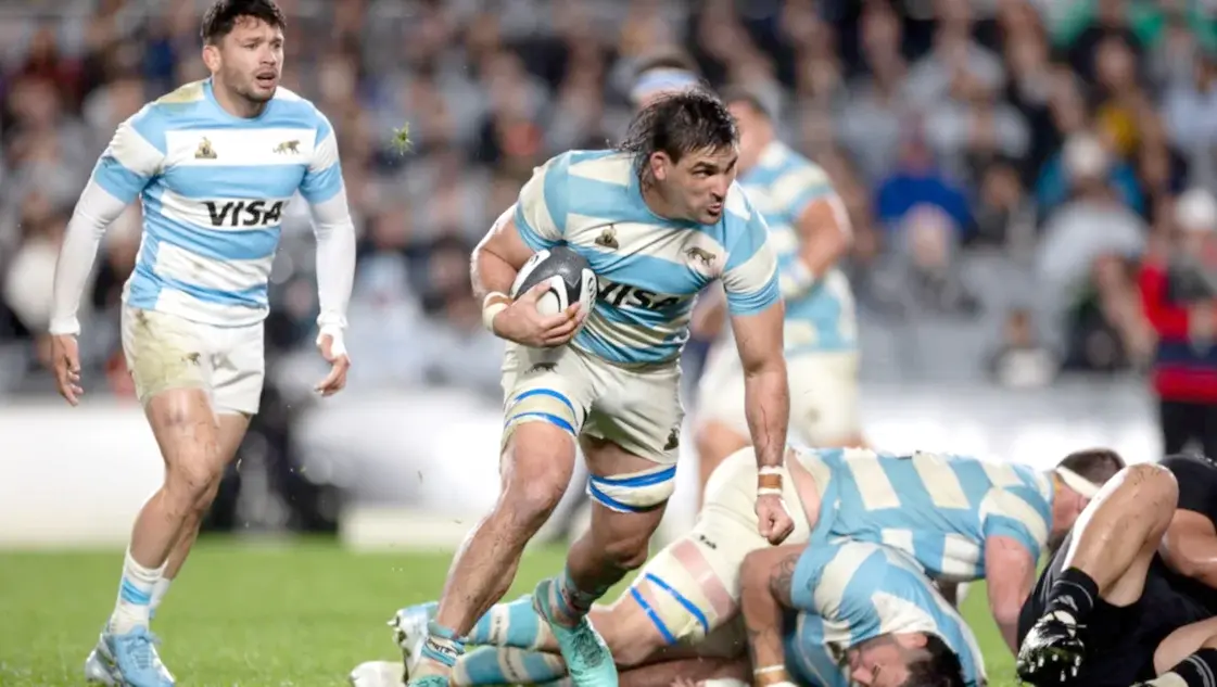 Pablo Matera sale como portador en el duelo ante los All Blacks. Foto: prensa UAR.