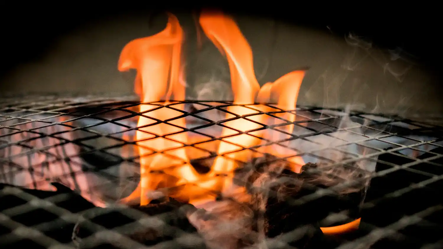 El truco definitivo para prender un buen fuego y quedar como crack