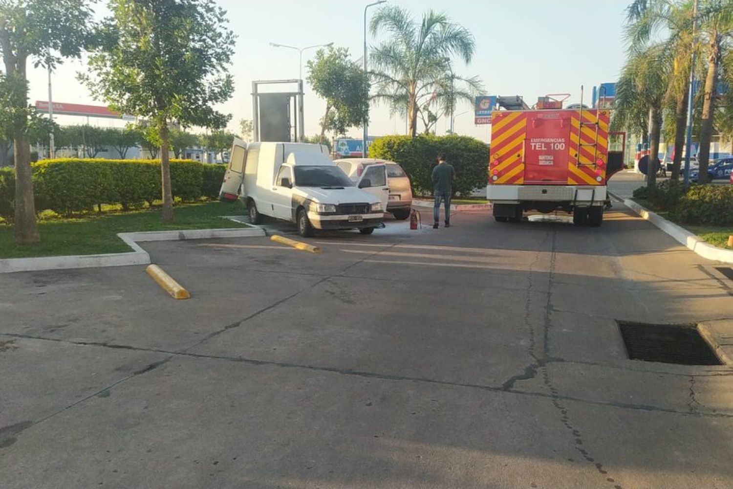 Se incendió una camioneta frente a una reconocida estación de servicio de la ciudad 