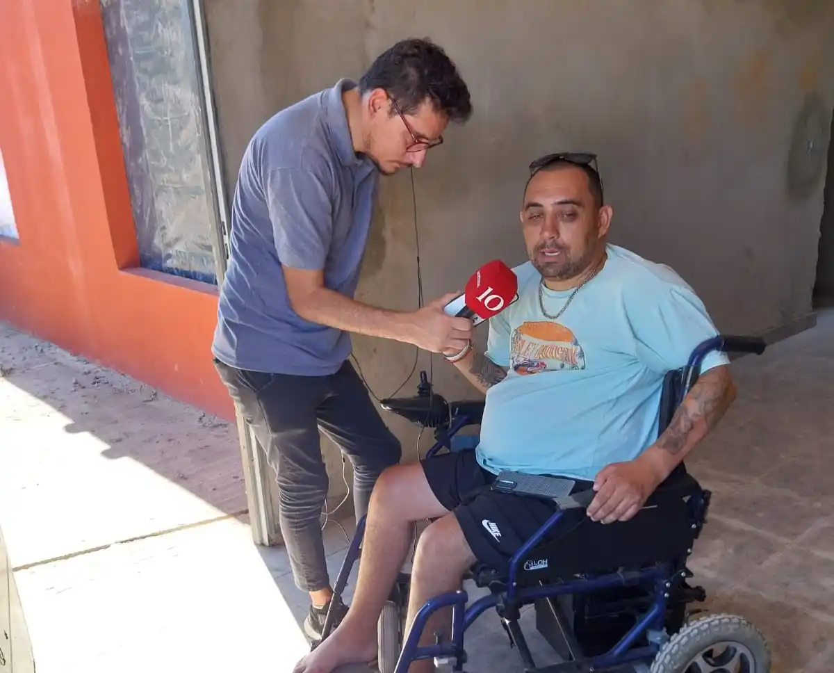 A una semana de la ocupación, La Opinión, visitó la casa preadjudicada a Davir Castañares. Hoy está ocupada por un hombre que es oriundo de Santa Fe y dice que se va a rettar cuando "le devuelvan" lo suyo.