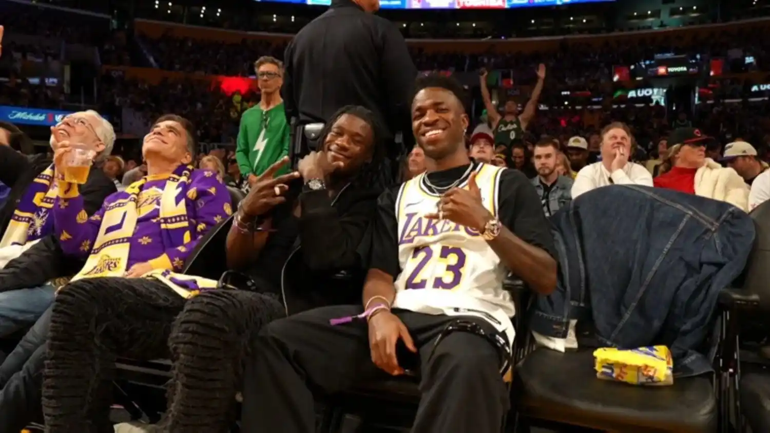 Dos futbolistas de élite, presentes para ver a LeBron James