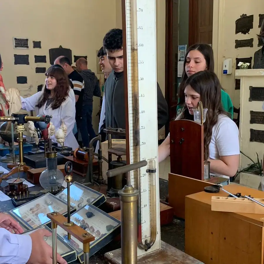 La Escuela Normal inauguró la muestra  “Aquel laboratorio de ayer”