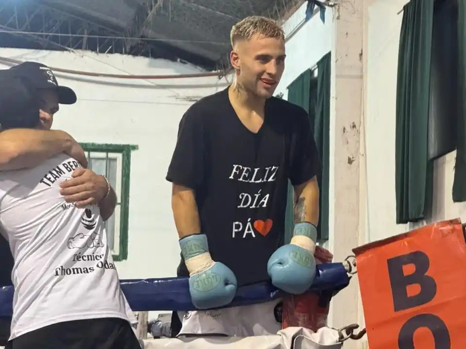 Mariano Bertola celebrando su triunfo en la Sociedad de Fomento del Barrio Regional