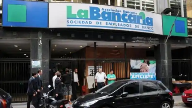 Paritarias: bancarios adelantaron que comenzarán a negociar con un piso de suba del 33%