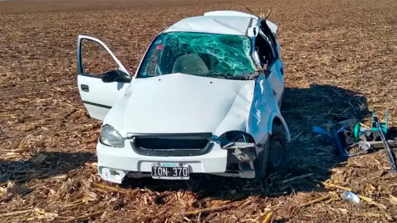 Perdió el control de su auto, despistó y volcó: terminó dentro de un campo