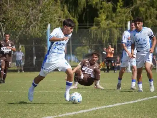 El mal tiempo  provocó la reprogramación del juego de la Div.Reserva entre la Crema y el Xeneize. Foto: Prensa AR