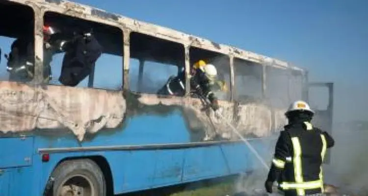 Colectivo de Fuerzas Armadas  se incendió en la ruta