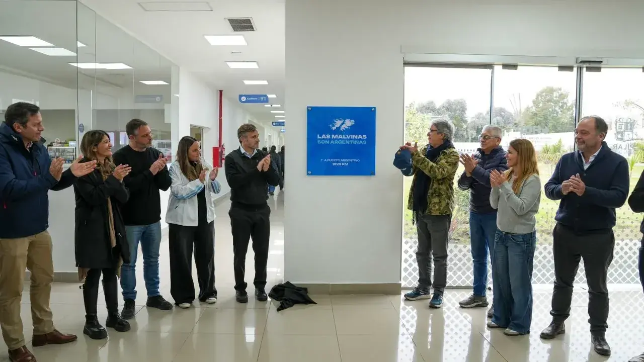 La placa alusiva fue colocada en el Hall del Hospital Central.