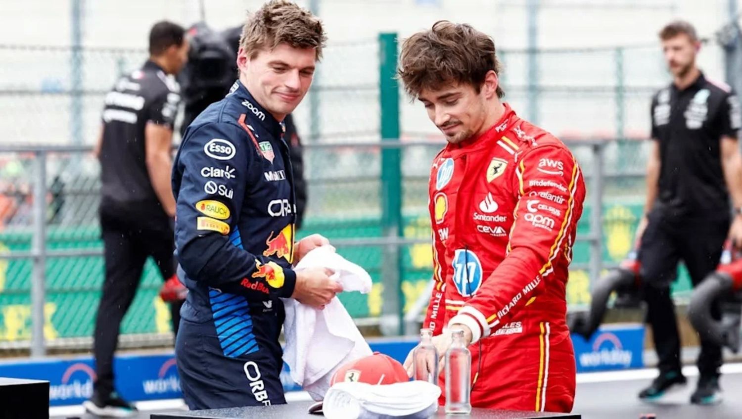 Max Verstappen (izquierda) y Charles Leclerc, siempre protagonistas. Foto: F1.