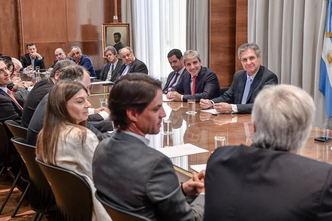 Luis Toto Caputo se reunió con empresarios británicos.