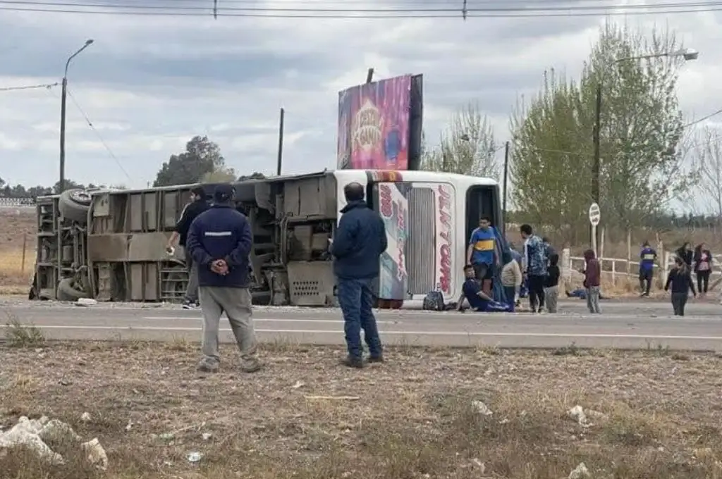 Trágico vuelvo de un micro con hinchas de Boca en Mendoza: murió una mujer y hay varios heridos