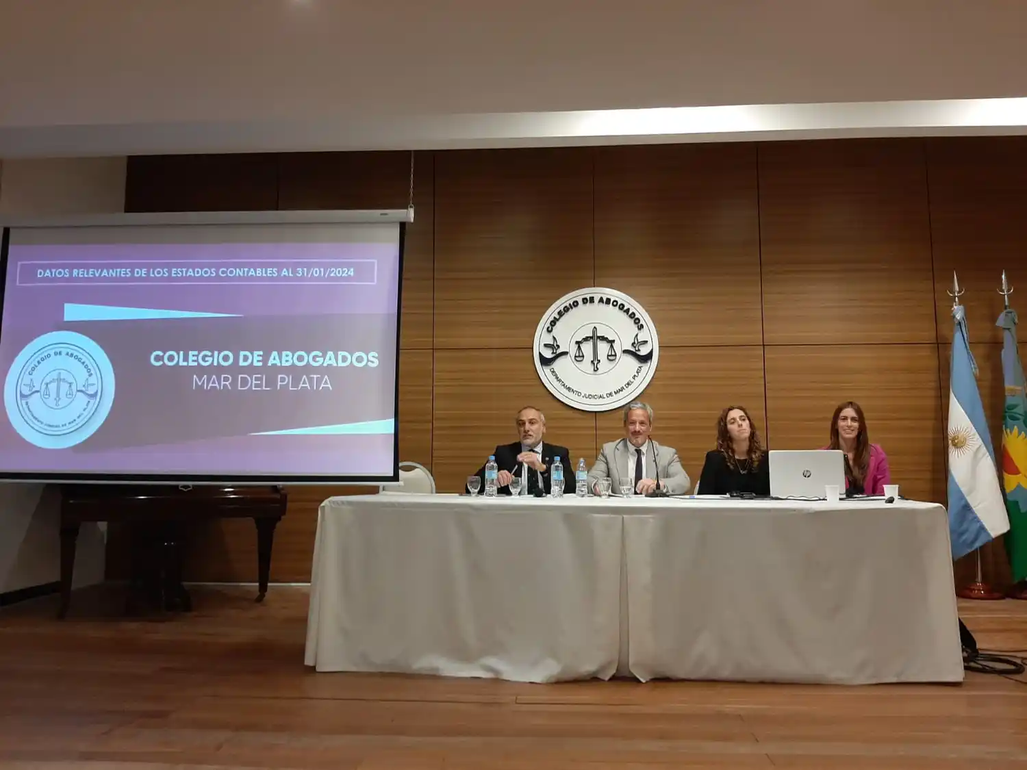 Autoridades del Colegio en la Asamblea, tras los comicios.